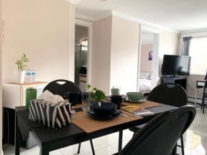 Perfect Location - Tidy & Comfy Suite 5 Mins to Skytrain & Restaurant & Banks, 2 Stops To Metrotown, 5 Stops To Downtown